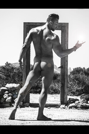 Life Drawing Model in Auckland lifedrawing model posing in an auckland garden